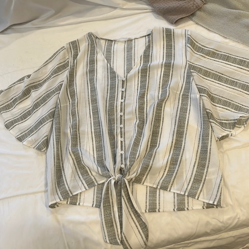 Wantable Lush Women’s button down tie front Blouse with short flowy sleeves